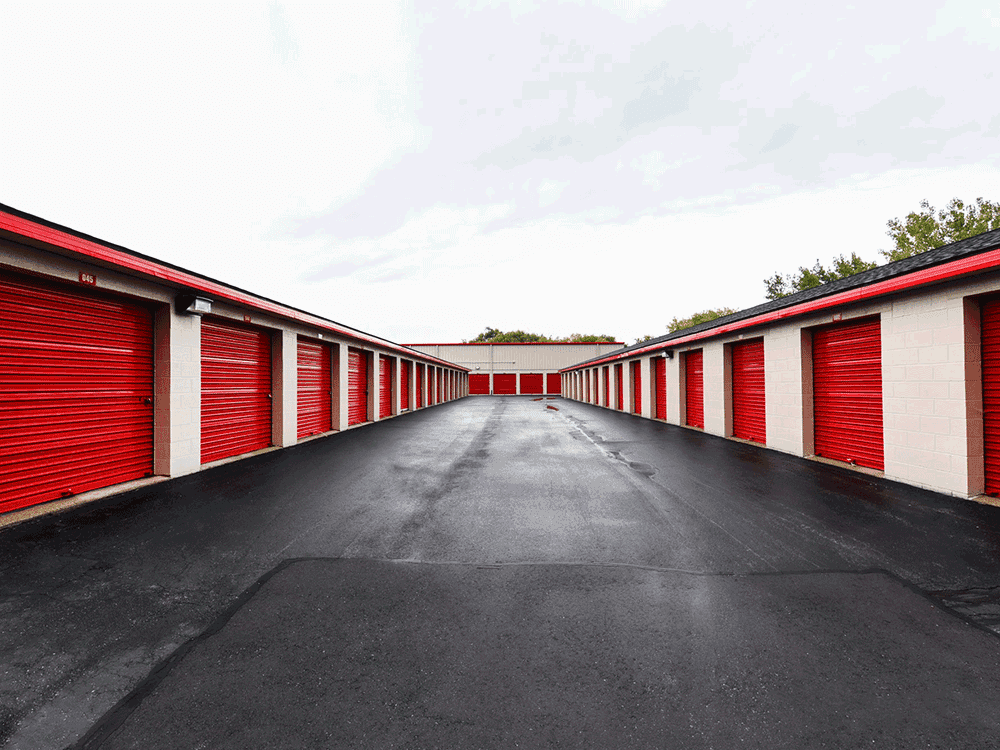 You have options when choosing a storage unit. Indoors, outdoors, drive up? Learn about five significant benefits of drive up storage units.